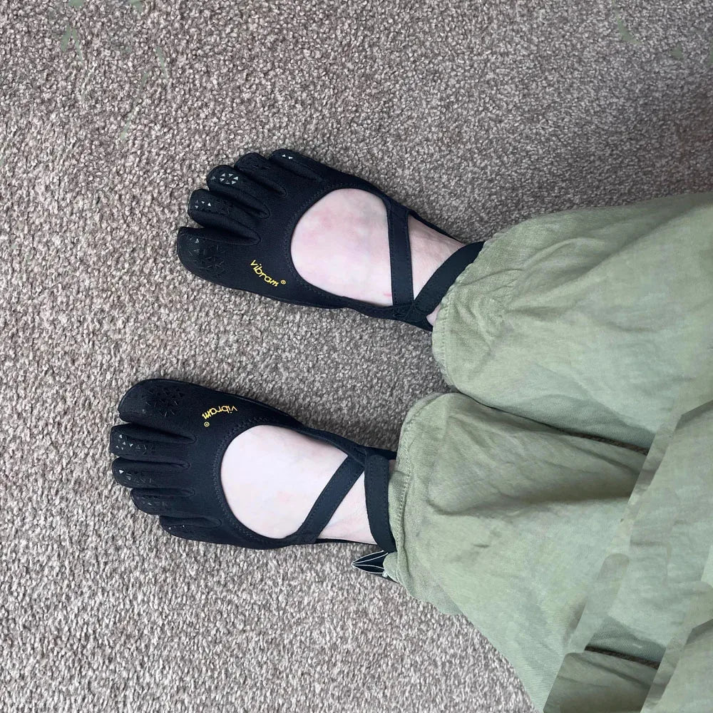 V-Soul women's lightweight, breathable, and quick-drying five-toed sneakers are perfect for yoga, walking, and outdoor activities.